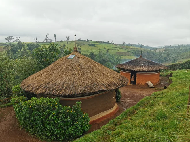 Tradicionalne ugandske hiše v okolišu Kween na pobočjih Mount Elgona. FOTO: Lucijan Zalokar
