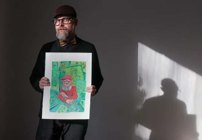 Ciril Horjak z enim redkih avtoportretov s ponazoritvijo njegove ustvarjalnosti. FOTO: Matej Družnik/Delo