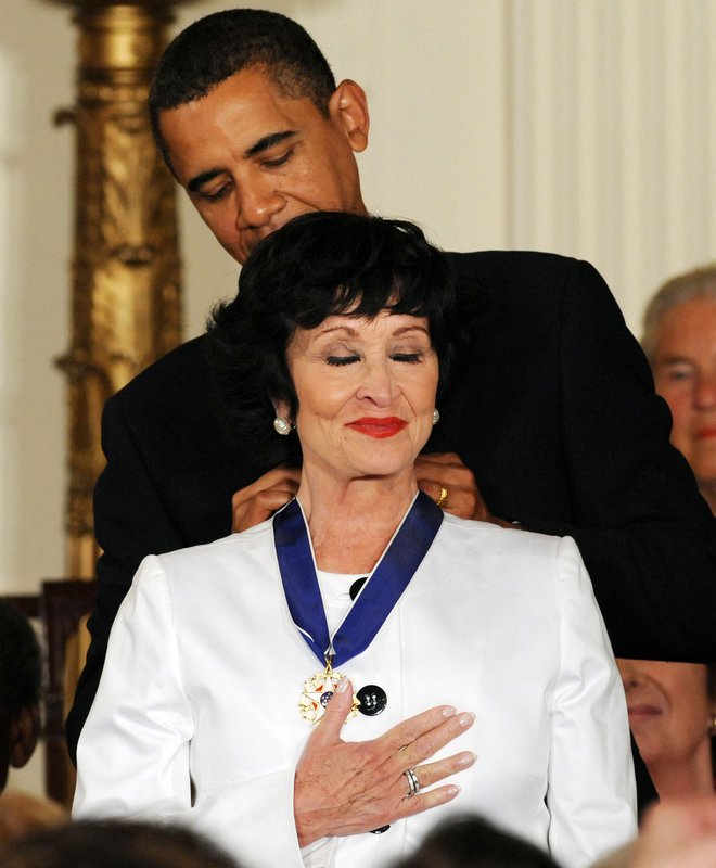 Barack Obama ji je leta 2009 podelil predsedniško medaljo svobode. FOTO: Jewel Samad/AFP