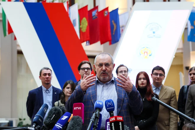 Ljudje so stali v vrstah, da bi oddali podpise in podprli Nadeždinovo kandidaturo. FOTO: Vera Savina/AFP