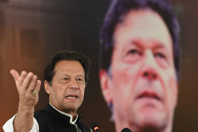 Sodišče je Kanu sprva odredilo pripor, nato njegovo aretacijo spoznalo za nezakonito, pred dvema dnevoma pa ga zaradi razkritja zaupnih dokumentov obsodilo na deset let zapora. FOTO: Aamir Qureshi/AFP