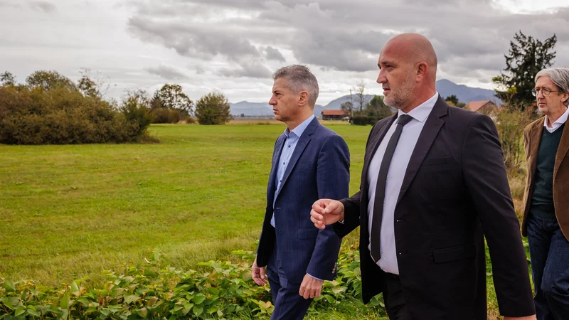 Lokacijo v Rakovljah v Braslovčah si je z braslovškim županom Tomažem Žoharjem in vodjo vladne službe za obnovo Boštjanom Šeficem že oktobra ogledal tudi premier Robert Golob. FOTO: Črt Piksi