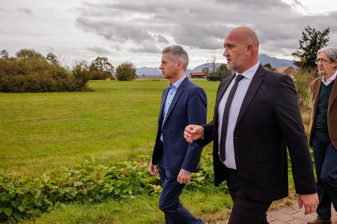 Lokacijo v Rakovljah v Braslovčah si je z braslovškim županom Tomažem Žoharjem in vodjo vladne službe za obnovo Boštjanom Šeficem že oktobra ogledal tudi premier Robert Golob. FOTO: Črt Piksi