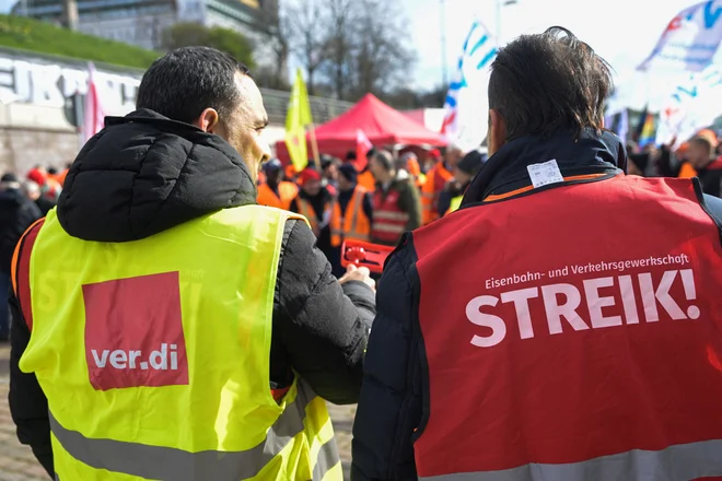 Sindikat Verdi je za prihodnje dni organiziral opozorilne stavke v letališkem in lokalnem javnem potniškem prometu, saj so, kot pravijo, pogajanja o višjih plačah in izboljšanju delovnih pogojev zastala na mrtvi točki. FOTO: Fabian Bimmer/REUTERS