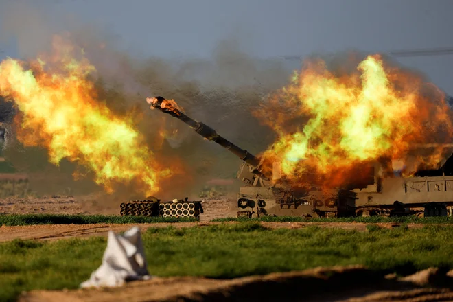 Izraelsko topništvo brez prestanka obstreljuje Gazo. FOTO: Amir Cohen/Reuters