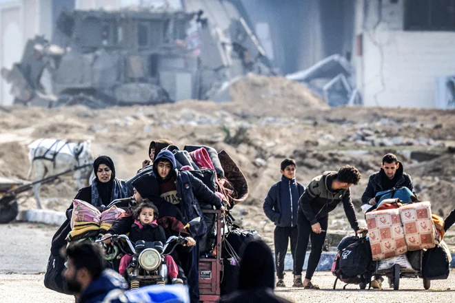 Izraelska vojska je od začetka ofenzive v Gazi po zadnjih podatkih ubila najmanj 26.900 Palestincev. Ranjenih je več kot 65.949 ljudi, na tisoče pa je pogrešanih. FOTO: Mahmud Hams/AFP