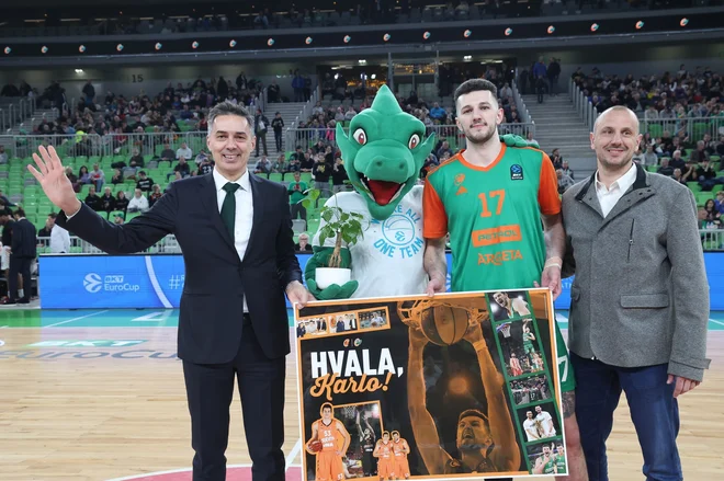 V Ljubljani so se zbrali tudi Matkovićevi bivši trenerji, ki so zavzeli sedeže ob igrišču, Hrvat se je vsem zahvalil s posebno plaketo. FOTO: Cedevita Olimpija