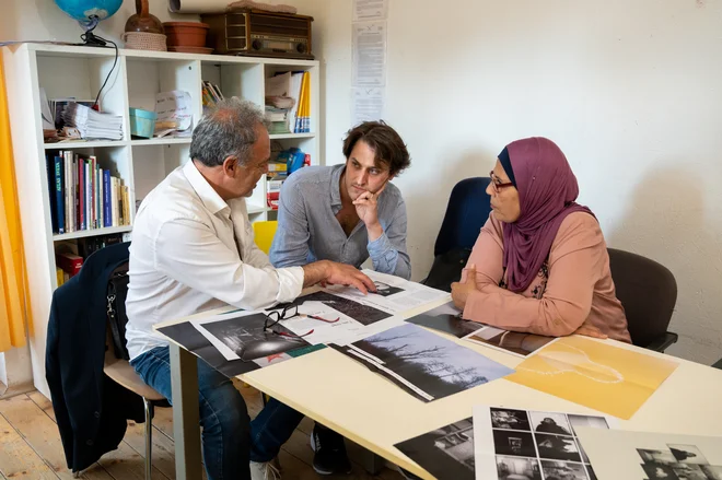 Delavnica ob snovanju časopisa Spomin brez dokaza, na fotografiji književnik Mohamed Abdul Monaem, fotograf Jošt Franko in nekdanja socialna delavka v Gazi Etaf Abdelrahman. FOTO: osebni arhiv