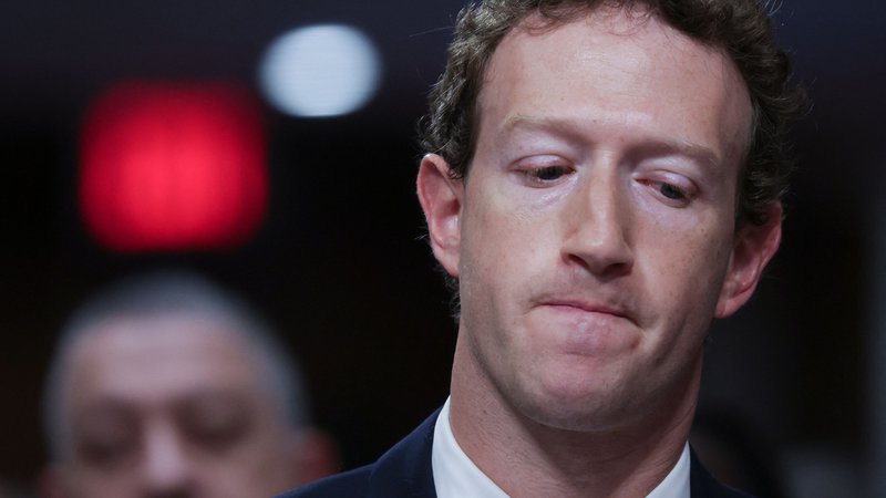Fotografija: Zuckerberg je moral med zaslišanjem vstati in se opravičiti družinam žrtev, ki so bile zbrane v dvorani. »Žal mi je za vse, kar ste preživeli,« je dejal. »Nihče ne bi smel doživeti tega, kar so doživele vaše družine,« je dodal. FOTO: AFP