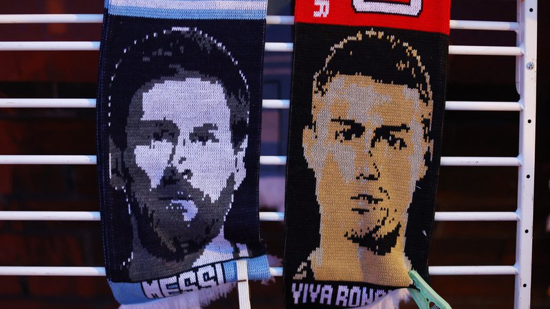 Fotografija: Arabski nogometni navijači so ostali brez dvoboja Cristiano Ronaldo – Lionel Messi (desno). FOTO: Carl Recine/Reuters