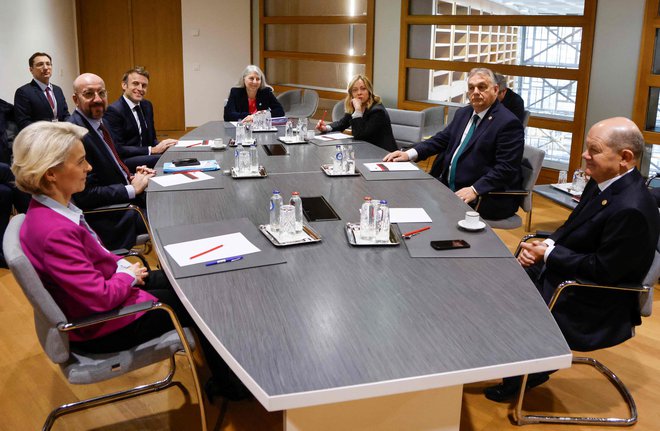 Ursula von der Leyen, Charles Michel, Emmanuel Macron, Giorgia Meloni, Viktor Orbán in Olaf Scholz na današnjem sestanku. FOTO: Ludovic Marin/AFP