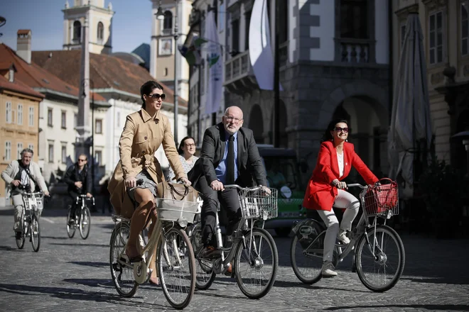 Na prejšnjih evropskih volitvah sta Tanja Fajon in Dominika Švarc Pipan ob vodilnem kandidatu S&amp;D še kolesarili skupaj, zdaj pa ju je afera, kot kaže, usmerila na nasprotujoče si poti. FOTO: Uroš Hočevar