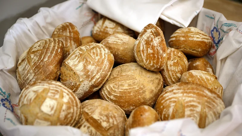 Kruh je živilo, ki mu inovativni proizvajalci namenijo še posebej veliko pozornosti. FOTO: Jože Suhadolnik/Delo