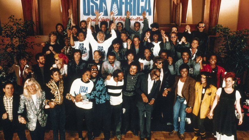 Fotografija: Osemindvajsetega januarja 1985 zvečer se je v snemalni studio v Los Angelesu stlačilo 46 ameriških glasbenih zvezd, da posnamejo dobrodelno skladbo za lačno Afriko. FOTO: Netflix