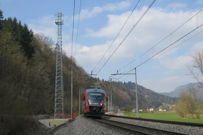 Nadomestni avtobusi bodo v nekaterih primerih zaradi zagotavljanja zvez s postaj odpeljal prej, kot bi po rednem voznem redu odšli vlaki. FOTO: B. R.