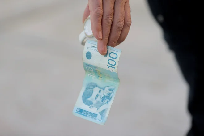 Srbski dinar ni več veljavno plačilno sredstvo na večinsko srbskem severu Kosova. FOTO: Valdrin Xhemaj/Reuters