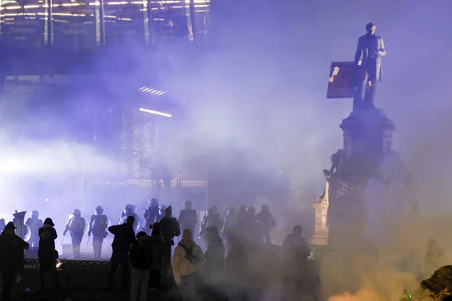 Vrh EU v Bruslju so spremljale množične demonstracije kmetov. FOTO: Nicolas Maeterlinck/AFP