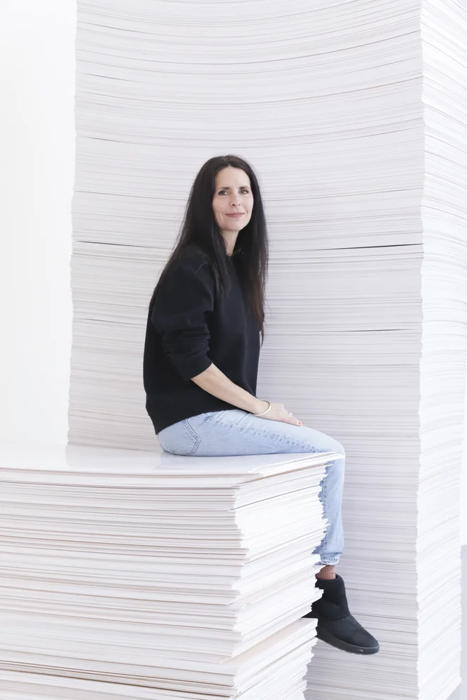»Okolje galerije je razdeljeno na dve pripovedi, ki vznikata iz družine, iz vezi med očetom, mamo in hčerko,« o razstavi Ciao Amore pravi Maja Babič Košir. FOTO: Mario Zupanov
