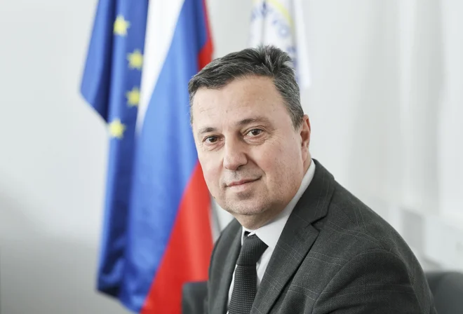 S kritičnimi razmerami v slovenskih zaporih se mora kot najbolj odgovoren ukvarjati generalni direktor uprave za izvrševanje kazenskih sankcij Bojan Majcen. FOTO: Jože Suhadolnik/Delo