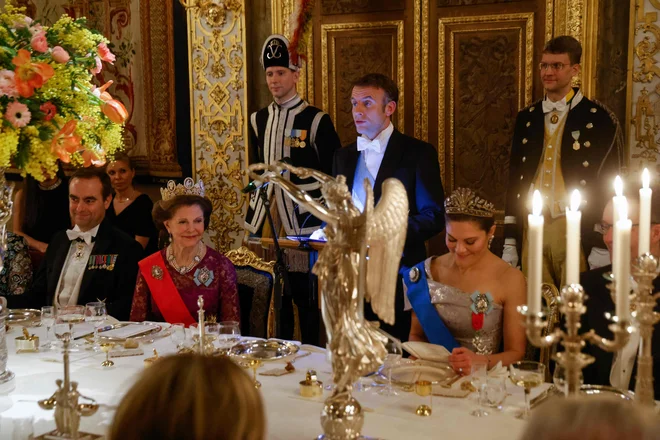 Macron je pri svojem vladanju doslej pokazal veliko mero samovolje monarha. Na fotografiji je na večerji pri švedski kraljici Silviji.​ FOTO: Ludovic Marin/AFP
