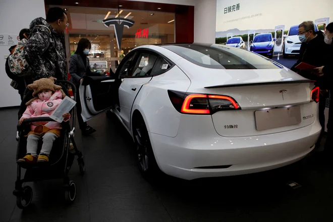 Najbolj prodajano električno vozilo v Sloveniji je bila lani tesla model Y. Foto Florence Lo/Reuters