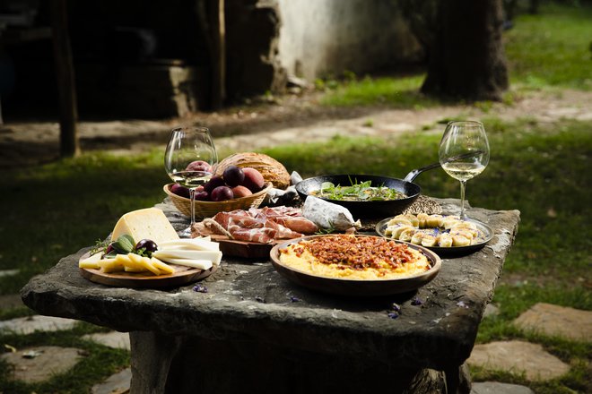 Rujna kapljica in suhomesne dobrote so stalnica na mizah Vipavske doline. Foto: Miha Bratina/arhiv JZTNG