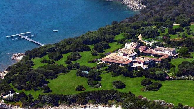 Pred leti, ko je v Rimu še vladal Silvio Berlusconi, je bila Villa Certosa na Sardiniji pomožna, vendar tudi uradna rezidenca predsednika italijanske vlade. FOTO: promocijsko gradivo