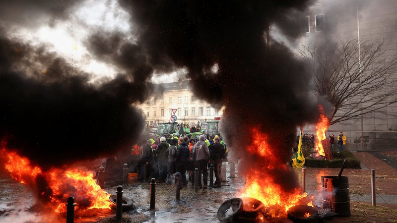 Fotografija: Okoli tisoč traktorjev je blokiralo ulice okoli sedeža Evropske unije. FOTO: Yves Herman/Reuters