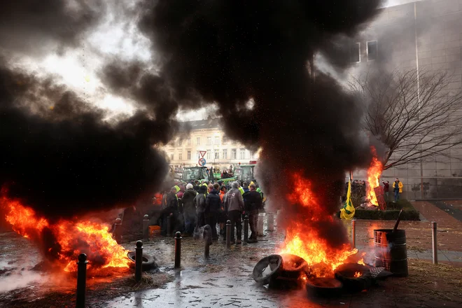 Okoli tisoč traktorjev je blokiralo ulice okoli sedeža Evropske unije. FOTO: Yves Herman/Reuters