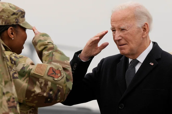 Predsednik Joe Biden se je včeraj udeležil žalne slovesnosti za ameriškimi vojaki, ubitimi med napadom na oporišče v Jordaniji. Foto Joshua Roberts/Reuters