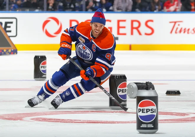 Connor McDavid se je izkazal s svojim hokejskim znanjem. FOTO: Claus Andersen/AFP