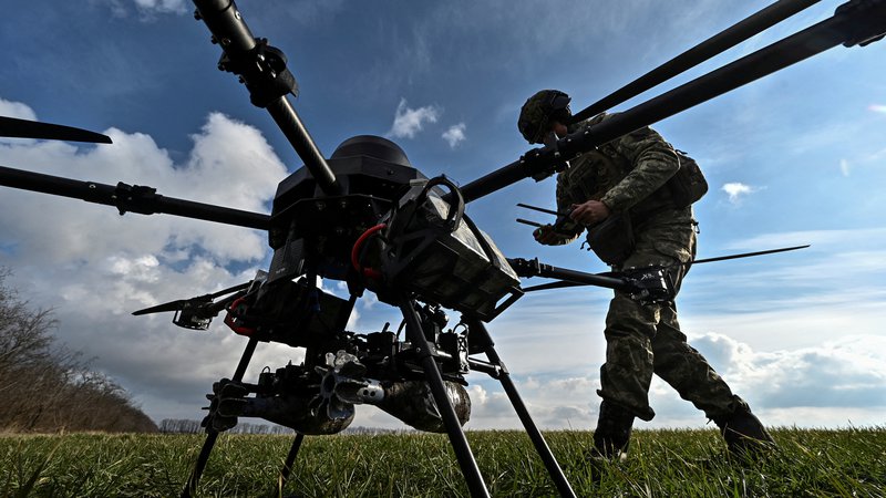 Fotografija: Ukrajinski vojak pripravlja dron. FOTO: Stringer Reuters