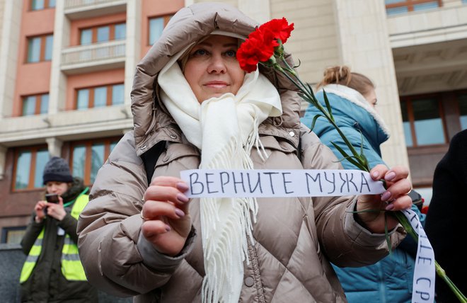 Shod so pod obzidjem Kremlja organizirale žene mobiliziranih vojakov, ki se borijo v Ukrajini. FOTO: Stringer Reuters