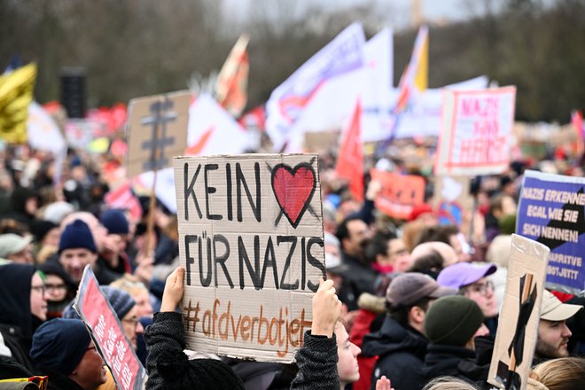 Protesti široke koalicije, poimenovane Hand in Hand, potekajo pod sloganom: Mi smo požarni zid. FOTO: Annegret Hilse/Reuters