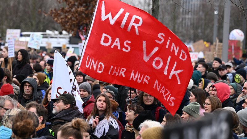 Fotografija: Mi smo ljudje, oni pa samo nacisti, sporoča eden od protestnih plakatov. FOTO: Annegret Hilse/Reuters