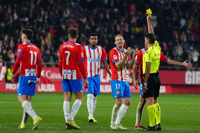 Daley Blind (Girona) je tako dolgo jezil sodnika, da mu je ta pokazal rumeni karton. FOTO: Pau Barrena/AFP