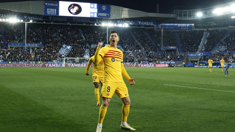 Fotografija: Robert Lewandowski se je takole veselil doseženega gola v majici Barcelone. FOTO: Vincent West/Reuters