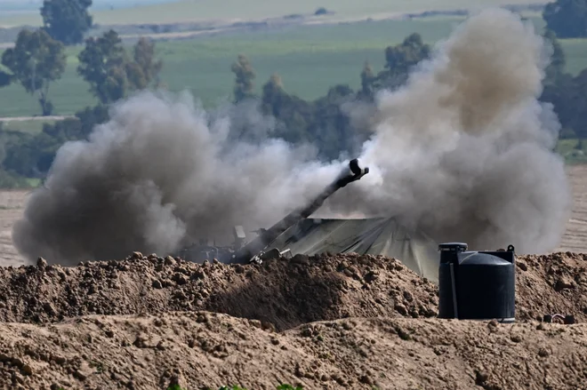 Od začetka izraelskega obstreljevanja Gaze po Hamasovem napadu na južni Izrael 7. oktobra je po poročanju DPA umrlo 27.365 Palestincev, ranjenih je 66.630 ljudi. FOTO: Dylan Martinez/Reuters