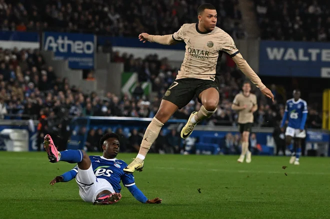 Strasbourg's Ivorian defender #24 Abakar Sylla (L) and Paris Saint-Germain's French forward #07 Kylian Mbappe compete in the French L1 football match between RC Strasbourg (RCS) and Paris Saint-Germain (PSG) at the Meinau stadium in Strasbourg, on February 2, 2024. (Photo by PATRICK HERTZOG / AFP)