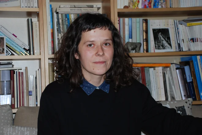 »Tudi v pesmih se ukvarjam s tem, kako na isto situacijo pogledati z različnih zornih kotov, še raje pa kolažiram iste zorne kote vsebinsko različnih situacij,« pravi Nežka Struc. FOTO: Ivan Dobnik