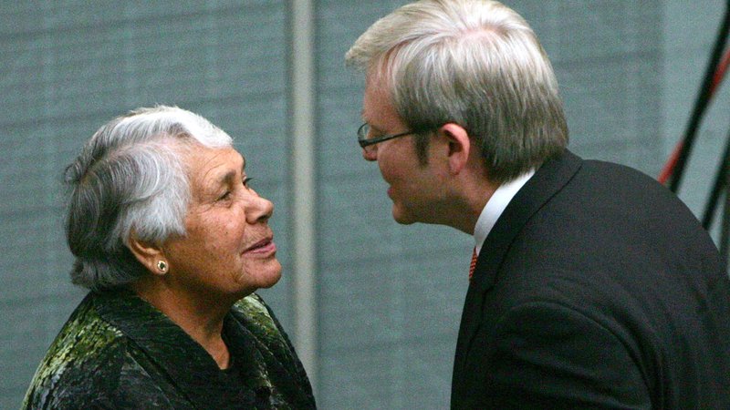 Fotografija: Legendarna aboriginska voditeljica Lowitja O'Donoghue leta 2008 s takratnim premierom Kevinom Ruddom ob zgodovinskem opravičilu Avstralije vsem ukradenim generacijam staroselcev. FOTO: REUTERS/Gary Ramage/Pool