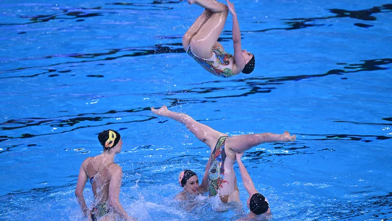 Ekipa Italije tekmuje v finalu akrobatske kombinacije v sinhronem plavanju na svetovnem prvenstvu v vodnih športih v Dohi. Foto: Sebastien Bozon/Afp