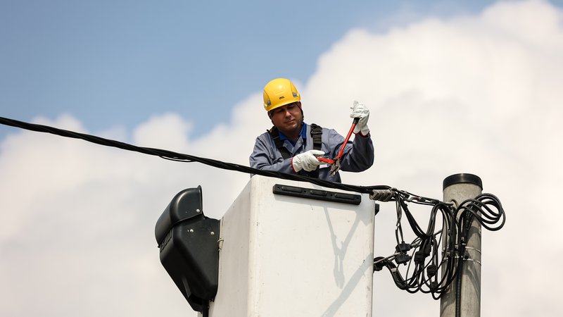 Fotografija: EIB v sodelovanju z regionalnimi distributerji podpira krepitev električnega omrežja, kar je ključno za energetski prehod. FOTO: Črt Piksi/Delo