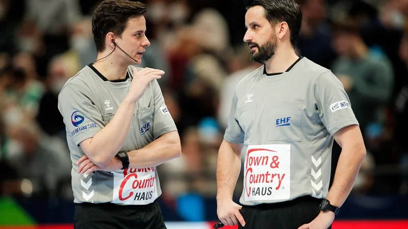 Bojan Lah (levo) in David Sok sta bila najboljša sodnika v letu. 2023. FOTO: EHF