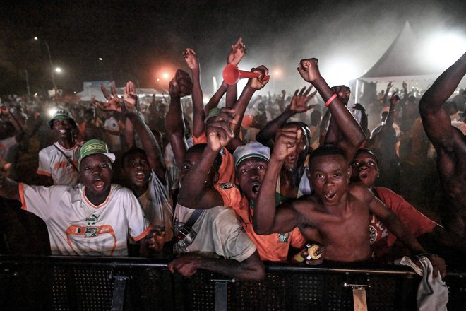 Takole so navijači v Abidjanu proslavili uvrstitev Slonokoščene obale v polfinale afriškega prvenstva. FOTO: Sia Kambou/AFP