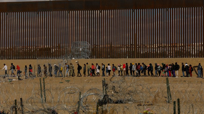 Fotografija: Migranti, ki iščejo azil v ZDA. FOTO: Jose Luis Gonzalez/Reuters