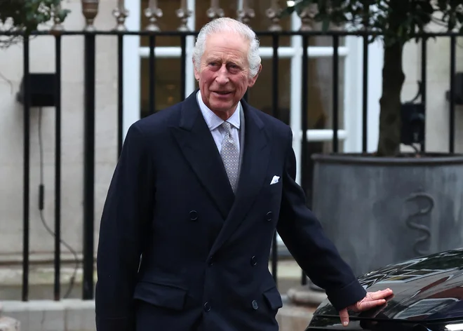 Minuli ponedeljek so ga odpustili iz londonske bolnišnice po posegu zaradi benignega povečanja prostate, nazadnje ga je javnost videla predvčerajšnjim, ko se je udeležil nedeljske maše v Sandringhamu. FOTO: Toby Melville/Reuters
