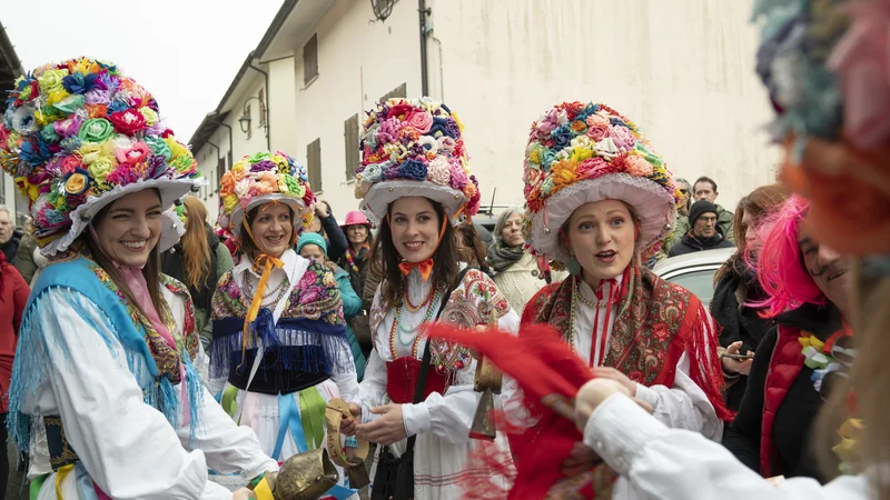 Rozajanski püst je prepoznaven po klobukih, okrašenih s pisanimi papirnatimi rožami in zvončki. FOTO: Fabrice Gallina/Turismo FVG