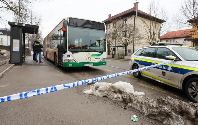 Moški je včeraj zjutraj napadel svojo znanko z nožem in jo pri tem huje poškodoval. FOTO: Matej Družnik/Delo