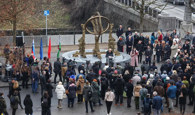Hallersteinov zvezdni opazovalnik so postavili na izteku Grubarjevega nabrežja v Ljubljani. FOTO: Matej Družnik/Delo